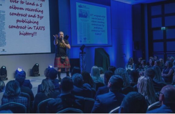 Interview med skotte som sælger musikalske business events i Polen